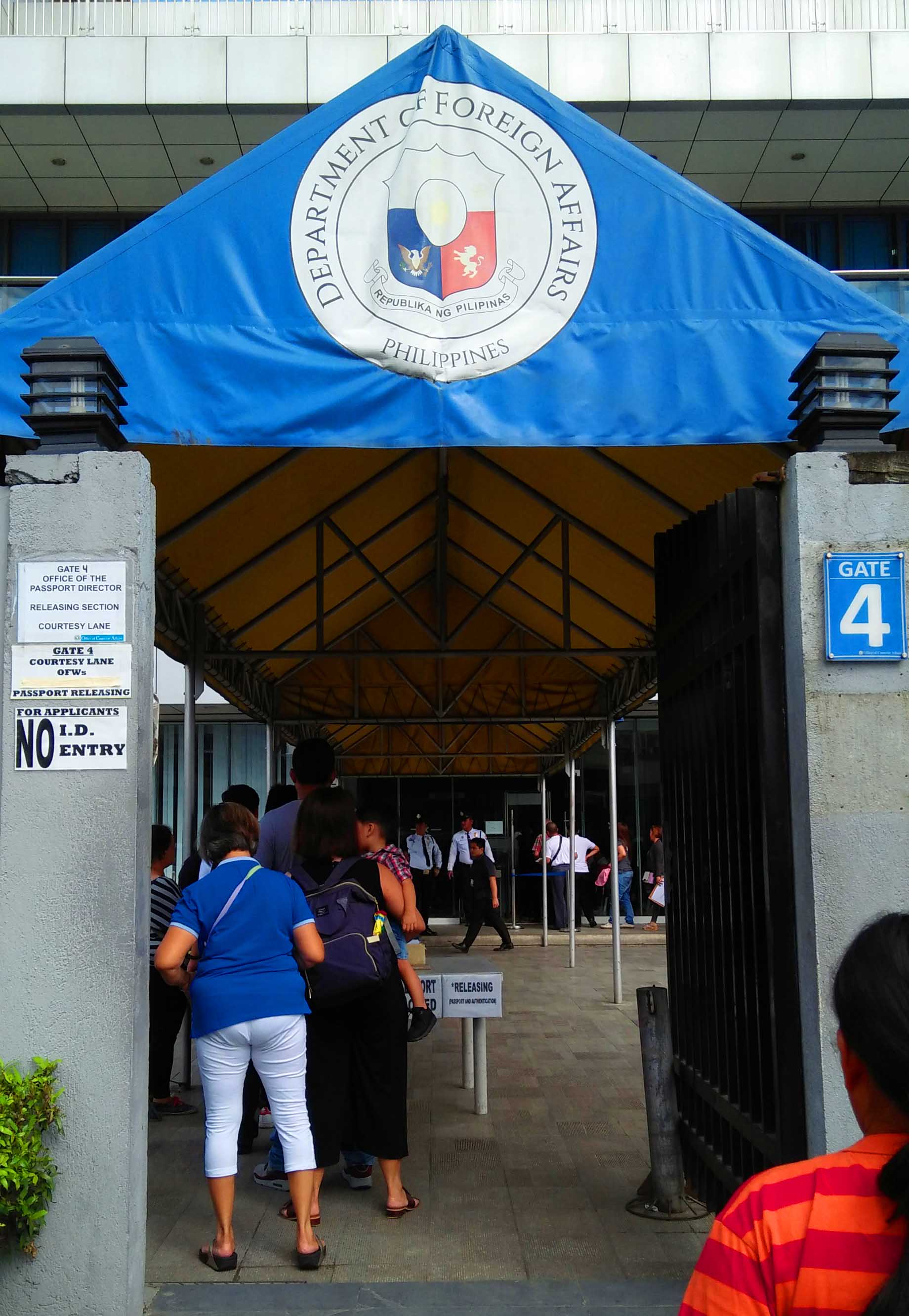 Passport applicants falling in line for security checks at the gate in DFA Aseana.