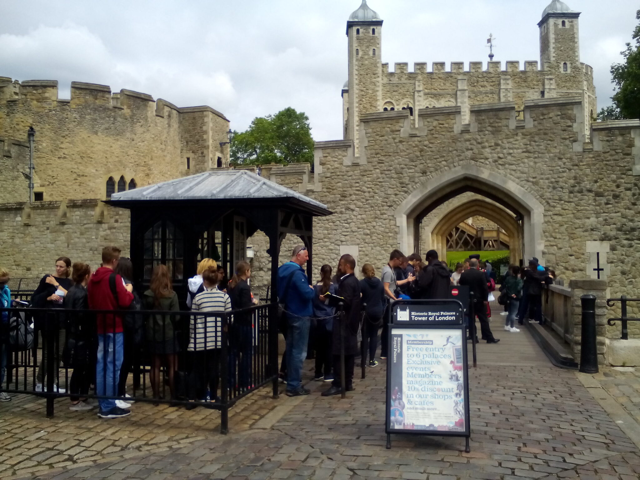 Tourists flocking at the ticket booth and the entrance to the Tower of London.