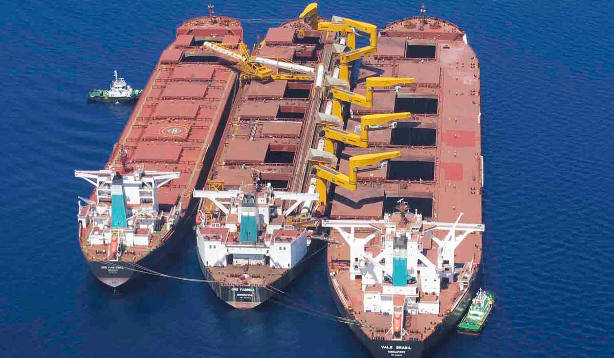 Three bulk carriers having STS at sea.